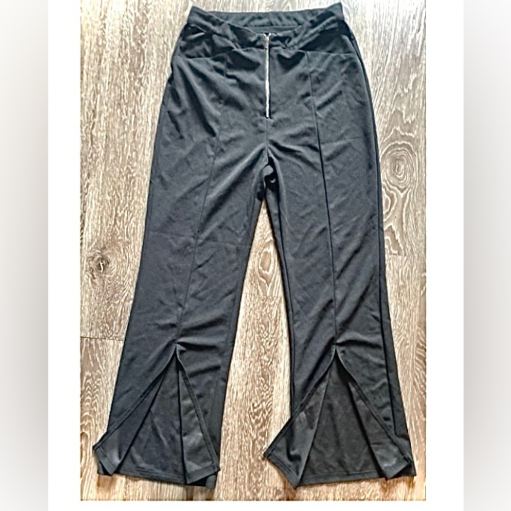 NWOT BLACK PULL ON PANTS WITH ZIPPER FRONT AND COOL DETAILS!